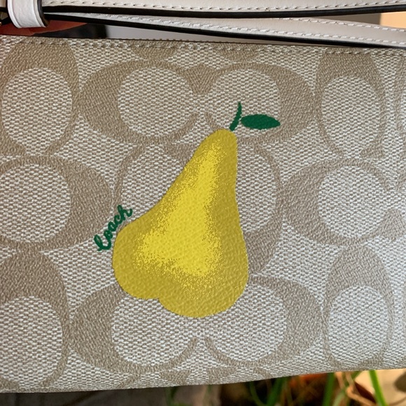 Authentic COACH Signature Coated leather PEAR zip top wristlet - Picture 3 of 8